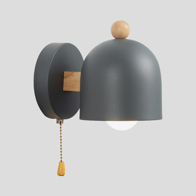Noordse Kleine Koepel Trekschakelaar Wandlamp IJzer 1 Peertje Slaapkamer Wandmontage Verlichting in Grijs met Houten Detail