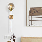 Ball Shade Pencil-Arm Wandverlichting Postmodern Duidelijk/Amber/Rookgrijs Glas Enkele Messing Wandlamp