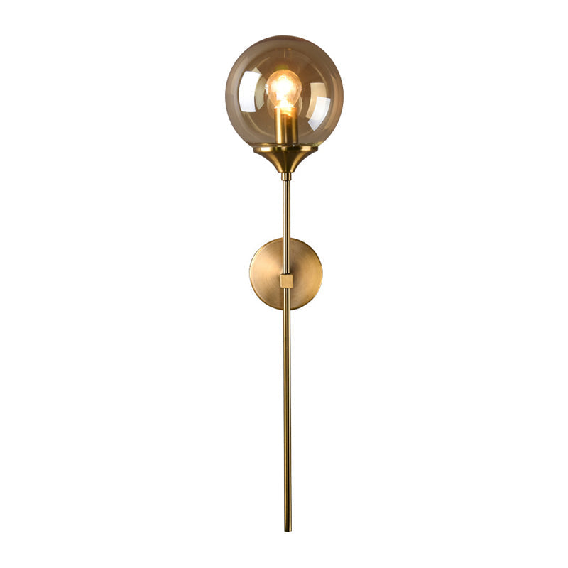 Ball Shade Pencil-Arm Wandverlichting Postmodern Duidelijk/Amber/Rookgrijs Glas Enkele Messing Wandlamp