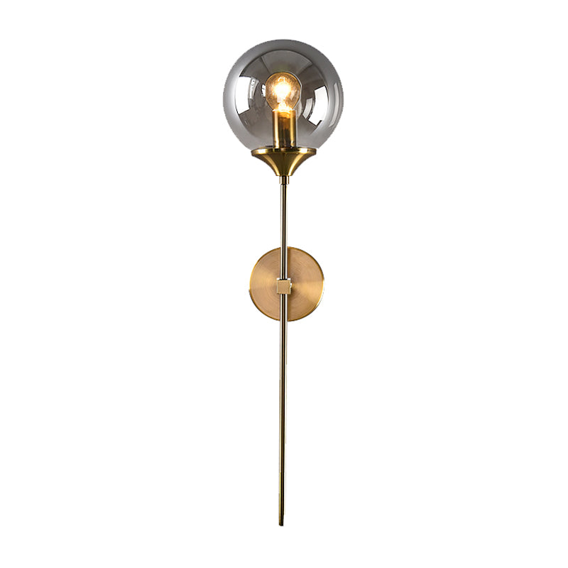 Ball Shade Pencil-Arm Wandverlichting Postmodern Duidelijk/Amber/Rookgrijs Glas Enkele Messing Wandlamp