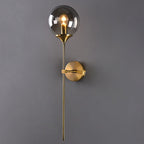 Ball Shade Pencil-Arm Wandverlichting Postmodern Duidelijk/Amber/Rookgrijs Glas Enkele Messing Wandlamp