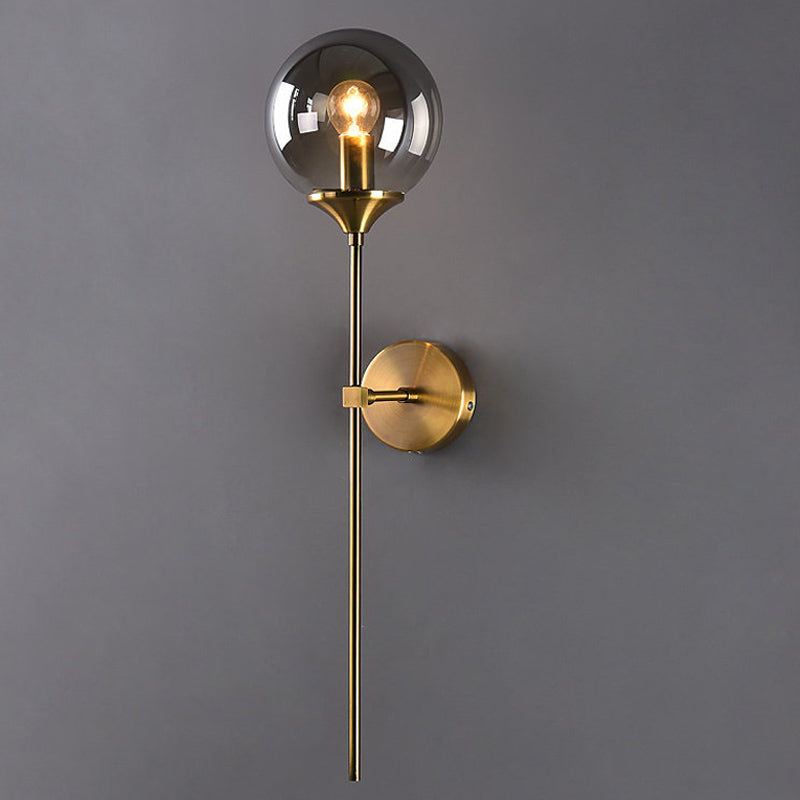 Ball Shade Pencil-Arm Wandverlichting Postmodern Duidelijk/Amber/Rookgrijs Glas Enkele Messing Wandlamp