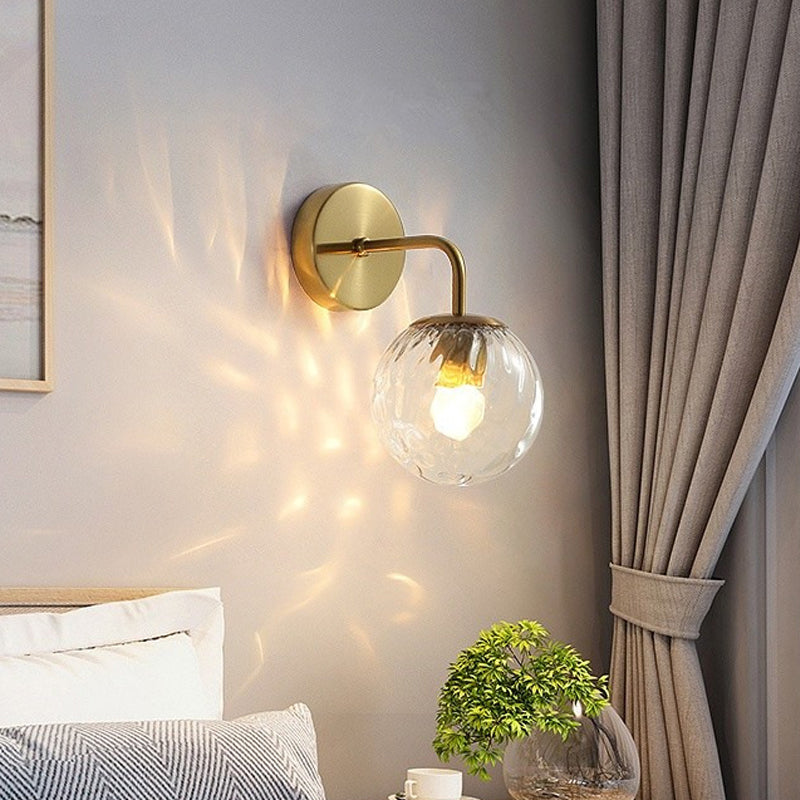 Balvormige Wandlamp Minimalistisch Duidelijk Golfend Glas 1-Lichts Slaapkamer Wandgemonteerde Verlichting met Gebogen Arm in Zwart/Goud