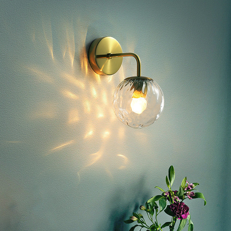 Balvormige Wandlamp Minimalistisch Duidelijk Golfend Glas 1-Lichts Slaapkamer Wandgemonteerde Verlichting met Gebogen Arm in Zwart/Goud