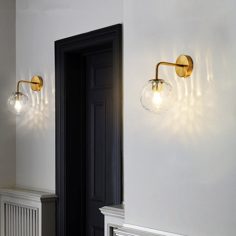 Balvormige Wandlamp Minimalistisch Duidelijk Golfend Glas 1-Lichts Slaapkamer Wandgemonteerde Verlichting met Gebogen Arm in Zwart/Goud
