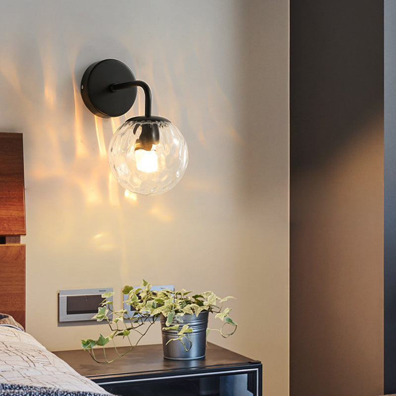 Balvormige Wandlamp Minimalistisch Duidelijk Golfend Glas 1-Lichts Slaapkamer Wandgemonteerde Verlichting met Gebogen Arm in Zwart/Goud