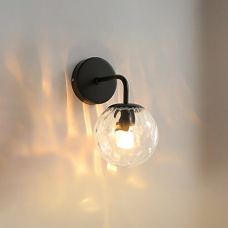 Balvormige Wandlamp Minimalistisch Duidelijk Golfend Glas 1-Lichts Slaapkamer Wandgemonteerde Verlichting met Gebogen Arm in Zwart/Goud