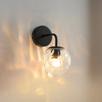 Balvormige Wandlamp Minimalistisch Duidelijk Golfend Glas 1-Lichts Slaapkamer Wandgemonteerde Verlichting met Gebogen Arm in Zwart/Goud