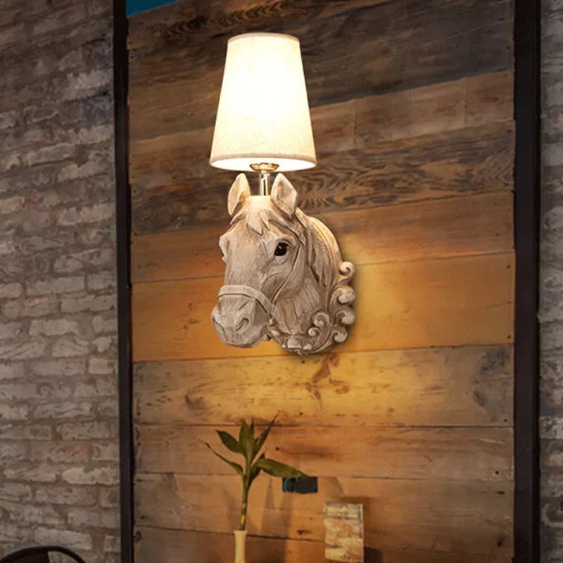 Art Deco Paardenkop Wandlamp Hars 1-Licht Restaurant Wand Gemonteerde Verlichting met Kegel Shade in Lichtbruin