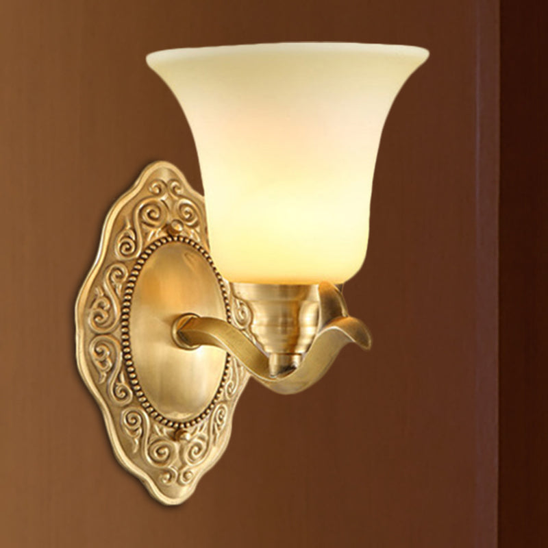 Traditionele Bell Shade Wandlamp 1/2-Licht Frosted Glas Sconcelamp met Gouden Metalen Arm