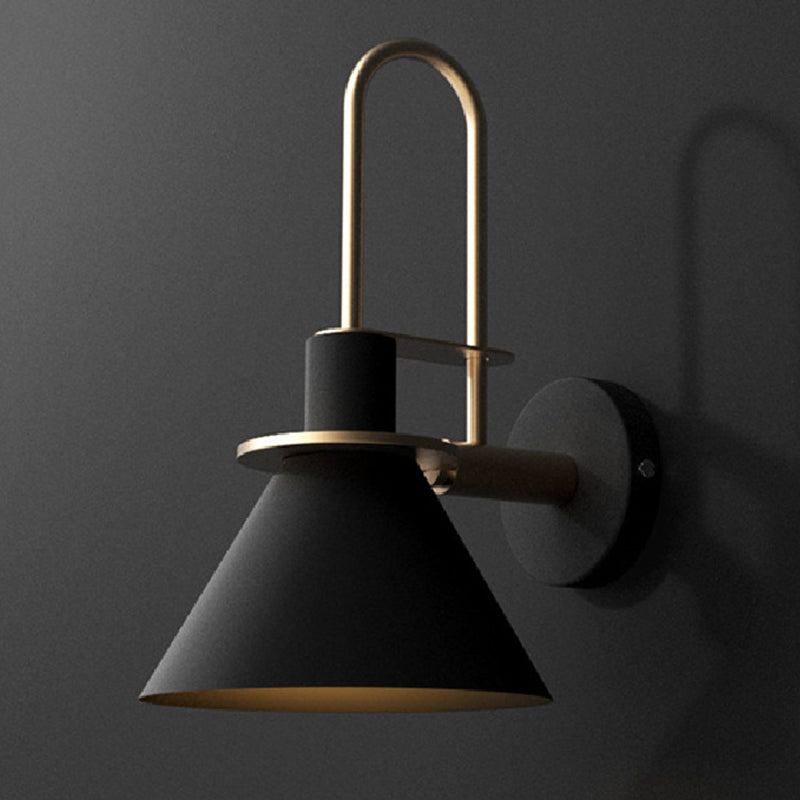 1 Lichte Bedside Wandgemonteerde Licht Eenvoudige Zwarte/Witte/Groene Wandlamp met Conische Metalen Schaduw