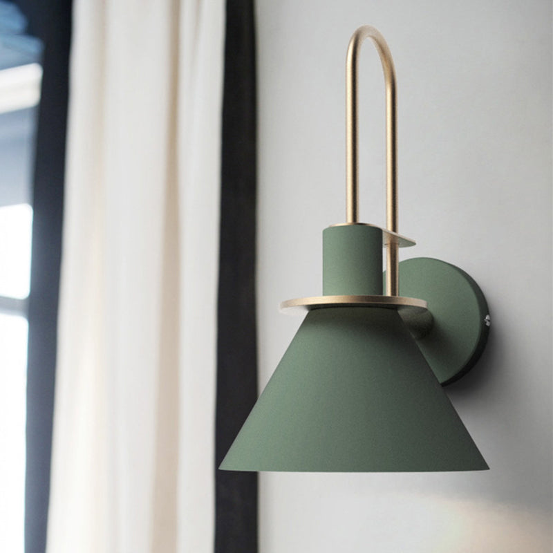 1 Lichte Bedside Wandgemonteerde Licht Eenvoudige Zwarte/Witte/Groene Wandlamp met Conische Metalen Schaduw