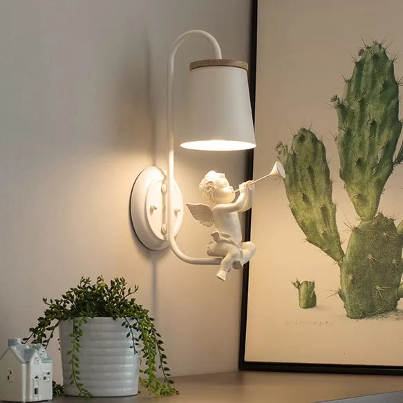 Witte Kleine Engel Wandlamp met Emmerlampenkap 1 Kop Metaal Wandlamp voor Woonkamer