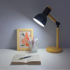 Creatieve Noordse Houten Kunst LED Tafellamp – Verstelbare Kop & Oogbescherming