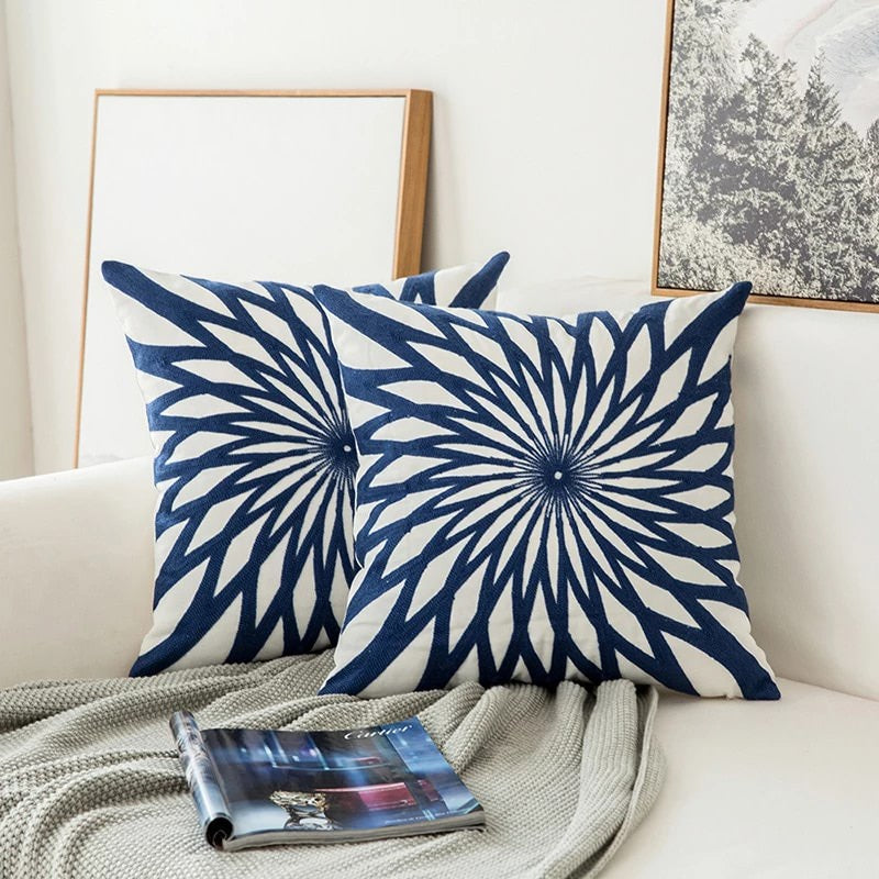 Blauwe Geborduurde Decoratieve Kussen met Ornamentenpatroon